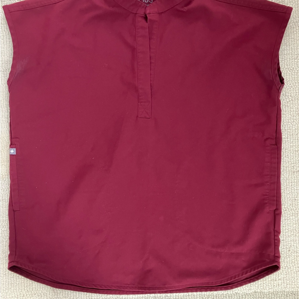 FiIGS technical collection scrub top size XS. Burgundy color.